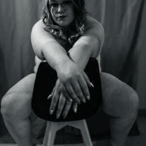 Manoncurvy MYM